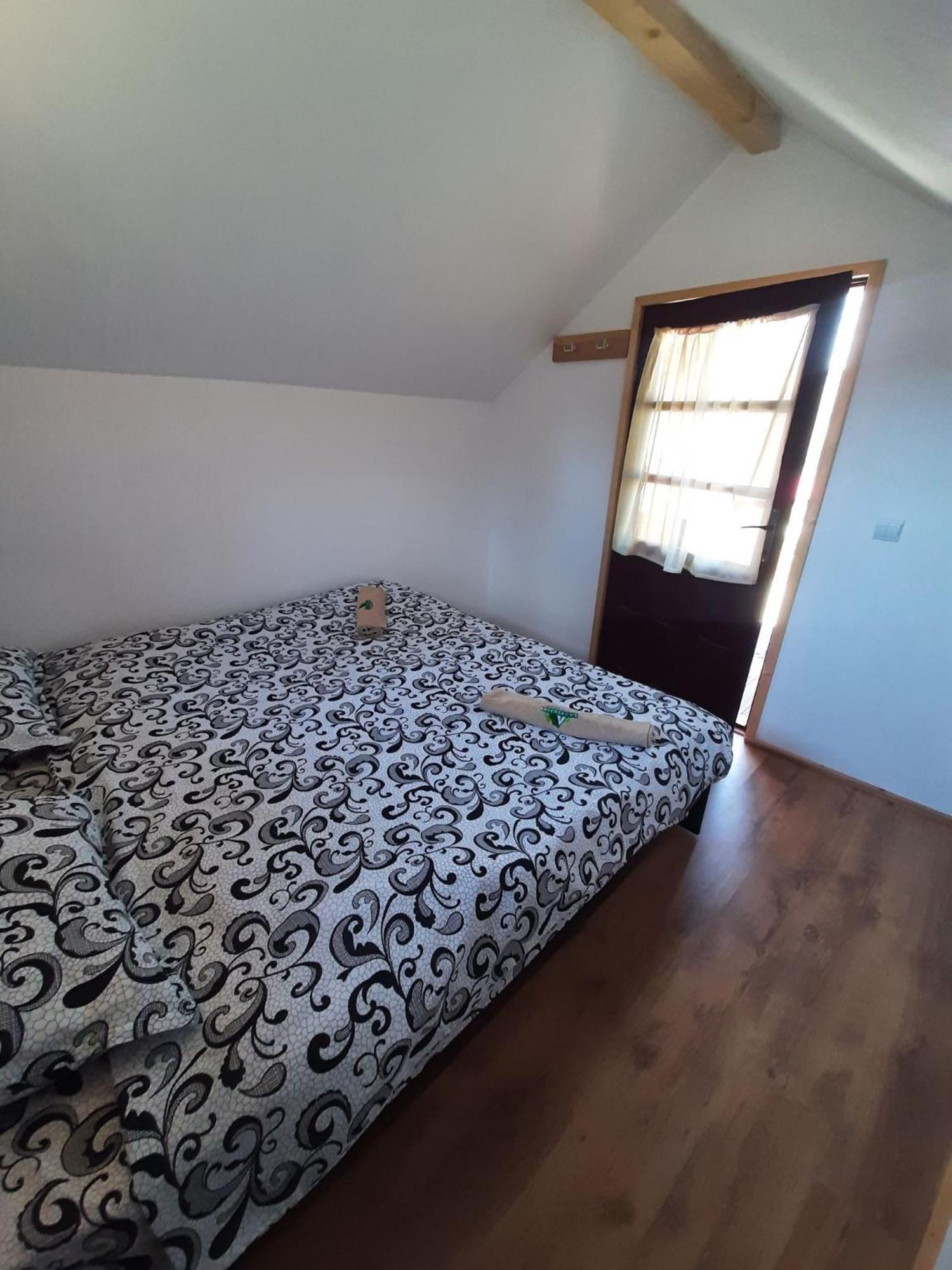 Hotel La 3 Stejari, Calimanesti à Salatrucel Extérieur photo