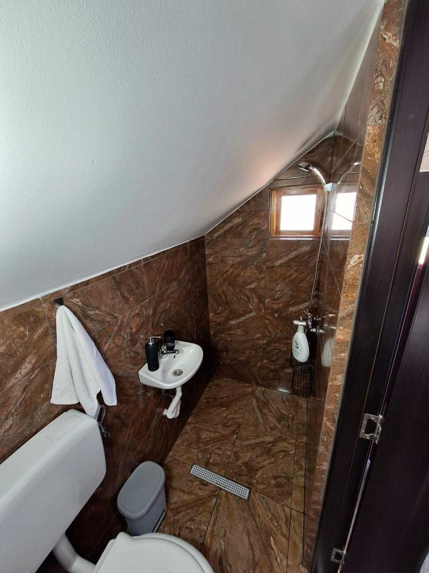 Hotel La 3 Stejari, Calimanesti à Salatrucel Extérieur photo
